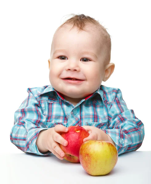 Le petit enfant mange de la pomme rouge — Photo
