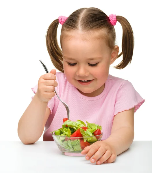 Schattig klein meisje eet fruit salade — Stockfoto