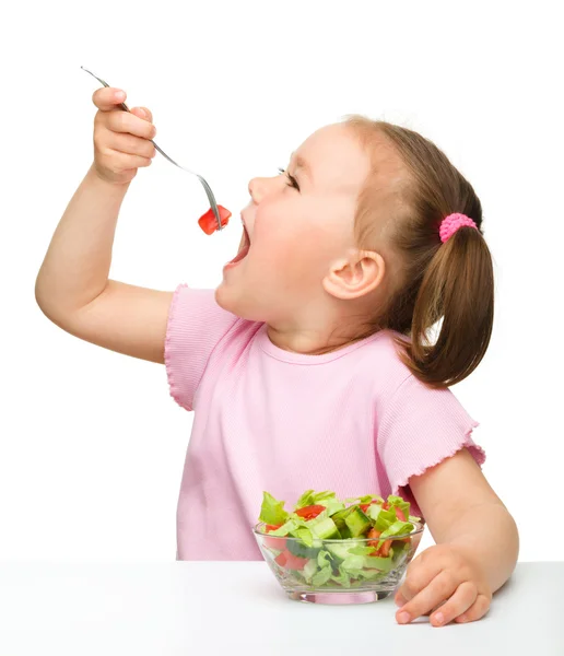 Nettes kleines Mädchen isst Gemüsesalat — Stockfoto