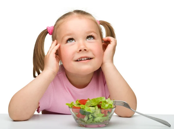 Menina bonito come salada de legumes — Fotografia de Stock