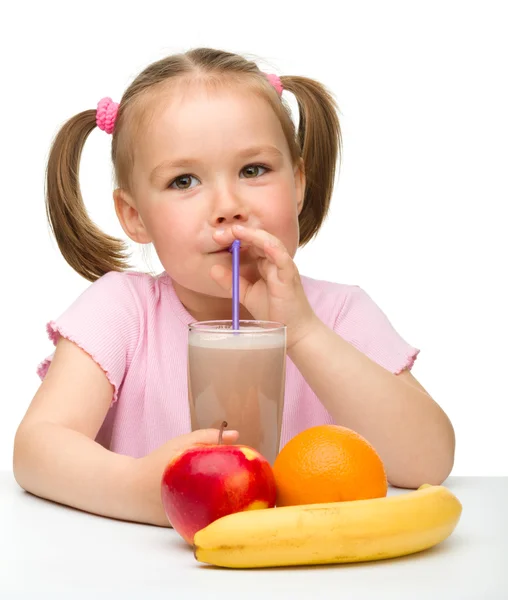 Маленька дівчинка п'є фруктовий сік — стокове фото