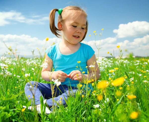Niña está jugando en el prado verde — Foto de Stock