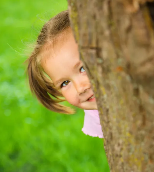 Kleines Mädchen spielt Verstecken im Freien — Stockfoto
