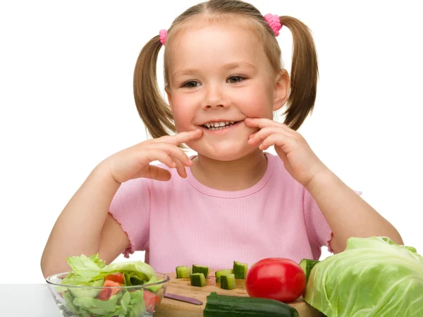 Küçük kız: kesme havuç salatası — Stok fotoğraf