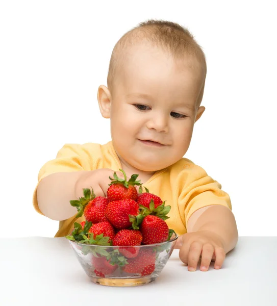快乐的小女孩与草莓 — 图库照片