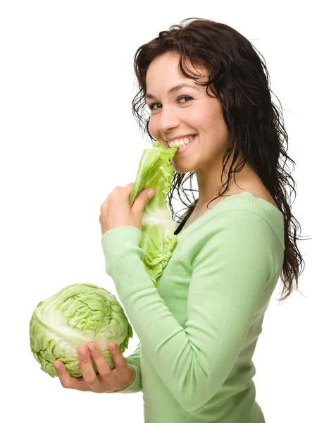 Όμορφη νεαρή κοπέλα με πράσινο λάχανο — Φωτογραφία Αρχείου