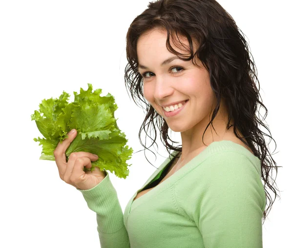 Krásná mladá dívka s zelených salátových listů — Stock fotografie