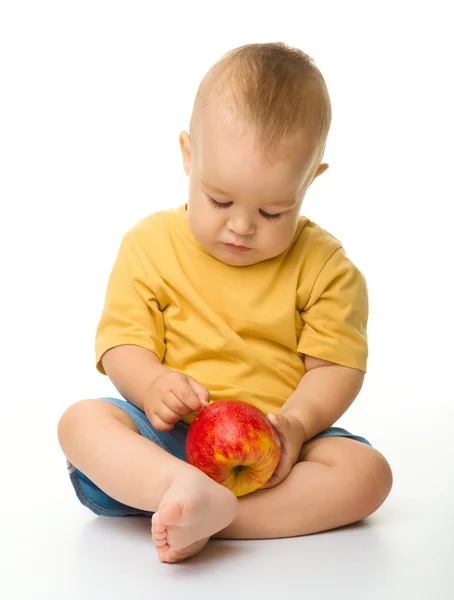 Ładny chłopczyk z czerwonym jabłkiem — Zdjęcie stockowe