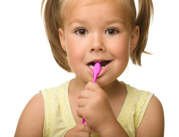 Lilla flickan är att rengöra tänderna med hjälp av tandborste — Stockfoto