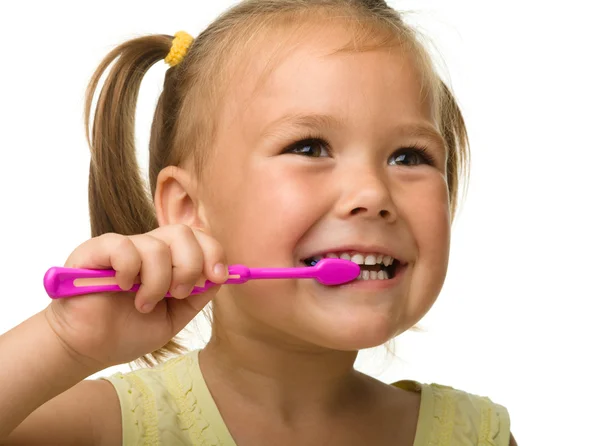 La bambina sta pulendo i denti usando lo spazzolino da denti — Foto Stock