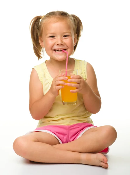小女孩喝桔子汁 — 图库照片