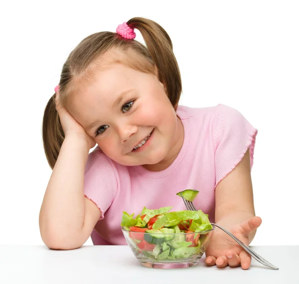 Schattig klein meisje eet fruit salade — Stockfoto