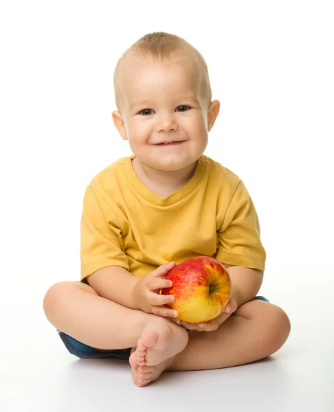 Wesoły chłopczyk z czerwonym jabłkiem — Zdjęcie stockowe