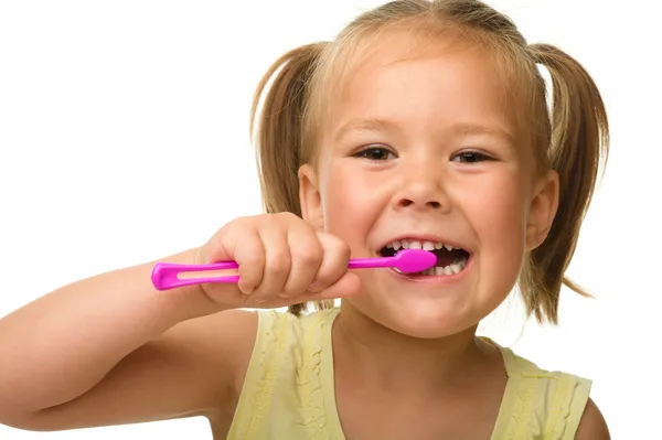 Kleines Mädchen putzt Zähne mit Zahnbürste — Stockfoto