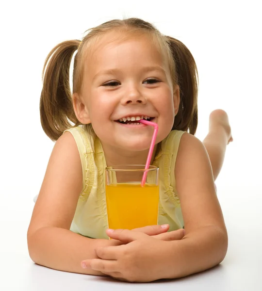 Menina bebe suco de laranja — Fotografia de Stock