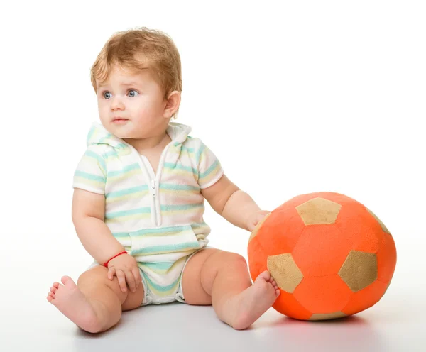Carino bambino sta giocando con il pallone da calcio — Foto Stock