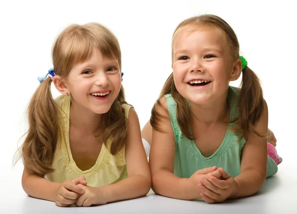 Två små flickor spelar — Stockfoto