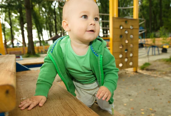 O rapazinho está a brincar no parque infantil — Fotografia de Stock
