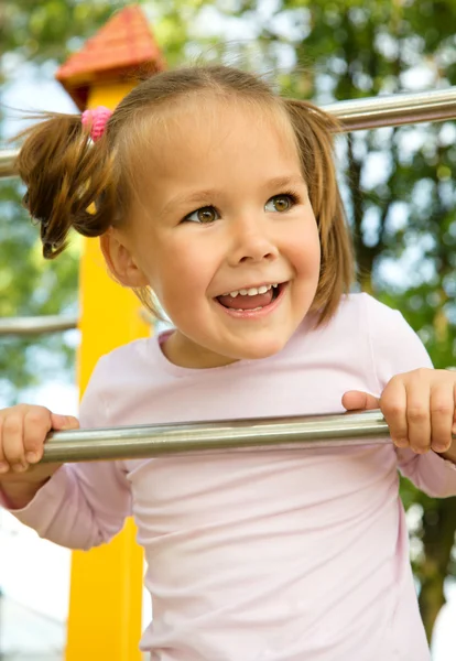 Dziewczynka bawi się w plac zabaw dla dzieci — Zdjęcie stockowe