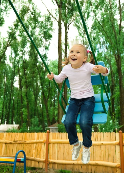 Linda niña en swing — Foto de Stock