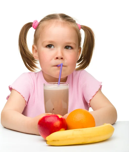 Küçük kız meyve suyu içecekler — Stok fotoğraf