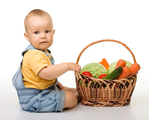 Lindo niño con cesta llena de verduras —  Fotos de Stock