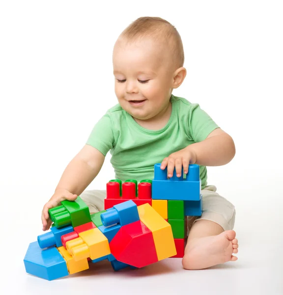 Kleine jongen met bakstenen gebouw — Stockfoto