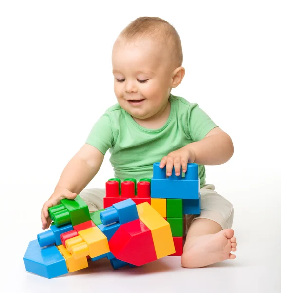 Menino com tijolos de construção — Fotografia de Stock