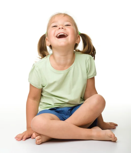 Porträtt av en söt liten flicka skratta — Stockfoto