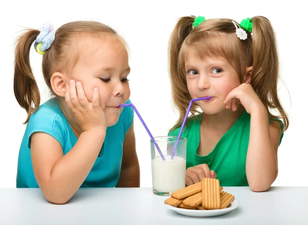 Dwie małe dziewczynki są picia mleka — Zdjęcie stockowe