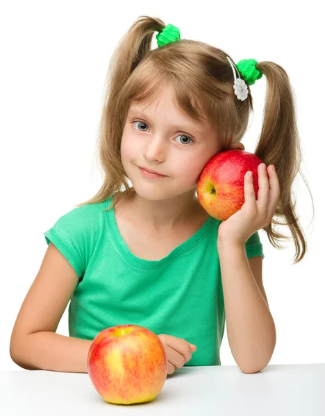Портрет маленькой девочки с двумя яблоками — стоковое фото
