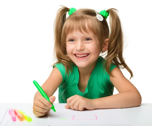 Sevimli küçük kız işaretleri ile çizer. — Stok fotoğraf