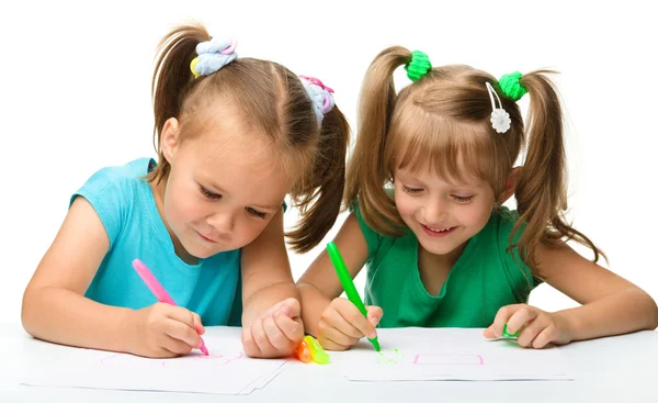 Zwei kleine Mädchen zeichnen mit Filzstiften — Stockfoto
