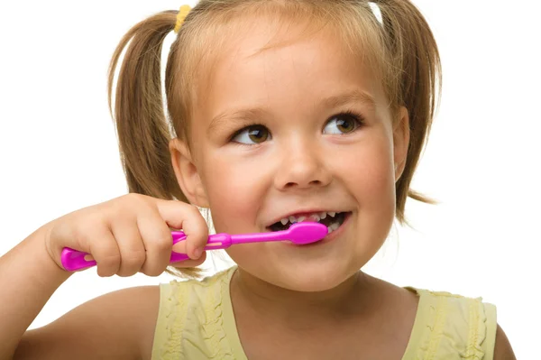 La niña está limpiando los dientes usando cepillo de dientes — Foto de Stock