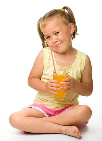 Küçük kız içecekler portakal suyu — Stok fotoğraf