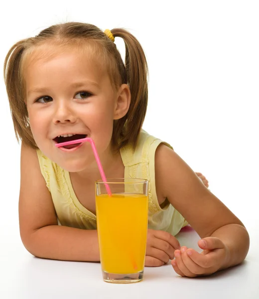 Menina bebe suco de laranja — Fotografia de Stock