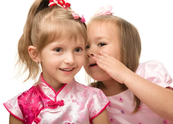 Twee kleine meisjes aan het chatten bent — Stockfoto