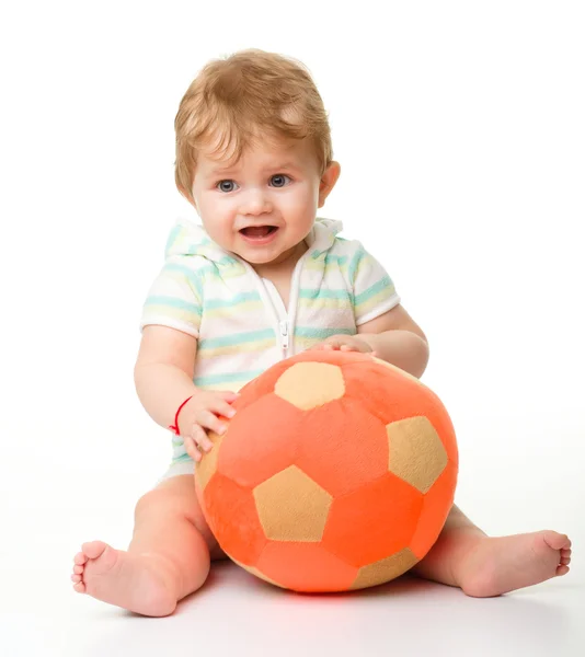 Χαριτωμένο μικρό παιδί παίζει με μπάλα ποδοσφαίρου — Φωτογραφία Αρχείου