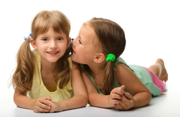 Twee kleine meisjes aan het chatten bent — Stockfoto