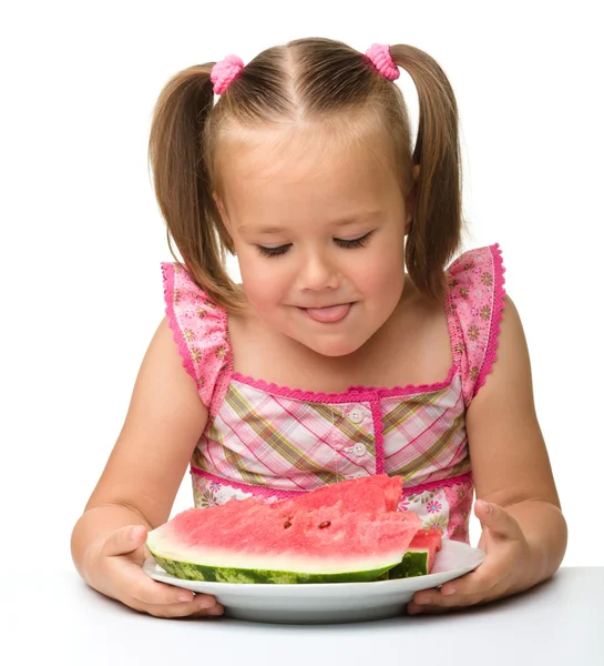 Söt liten flicka kommer att äta vattenmelon — Stockfoto