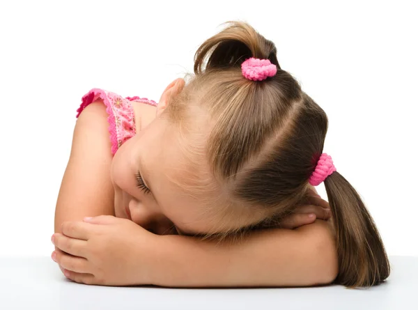 Klein meisje is slapen aan tafel — Stockfoto