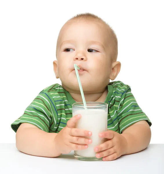 Lindo niño está bebiendo leche —  Fotos de Stock