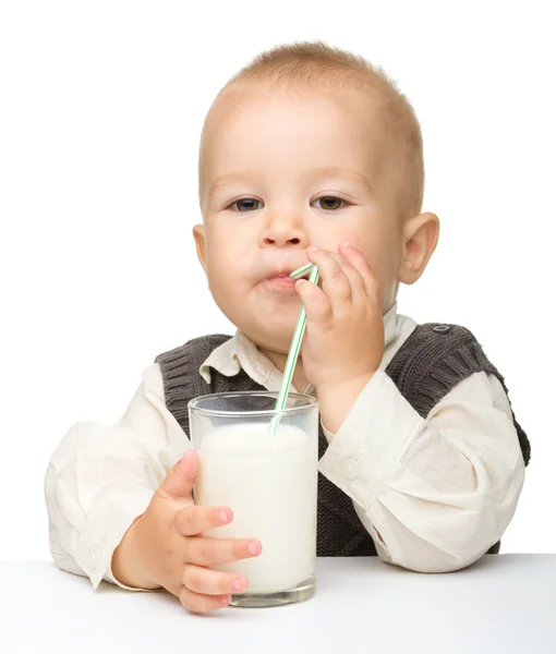 Милий маленький хлопчик п'є молоко — стокове фото