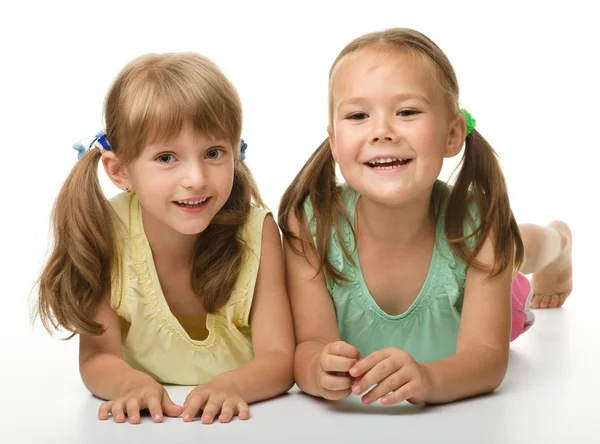 Zwei kleine Mädchen - beste Freundinnen — Stockfoto
