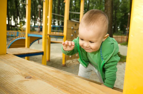 O rapazinho está a brincar no parque infantil — Fotografia de Stock