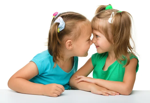 Twee kleine meisjes zijn plezier — Stockfoto