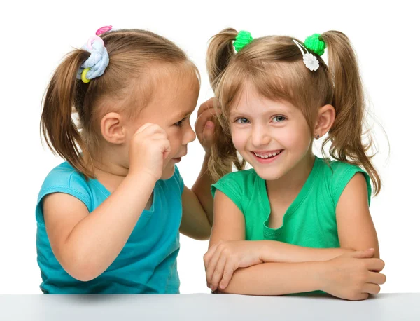 Две маленькие девочки болтают — стоковое фото