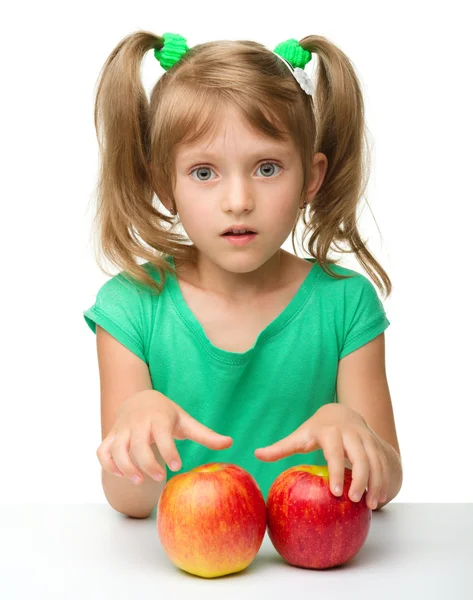 Портрет маленькой девочки с яблоком — стоковое фото