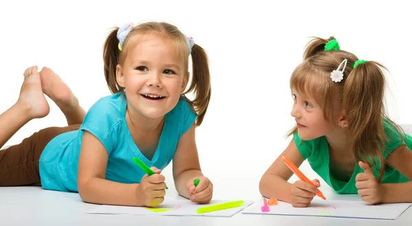 Zwei kleine Mädchen zeichnen mit Filzstiften — Stockfoto