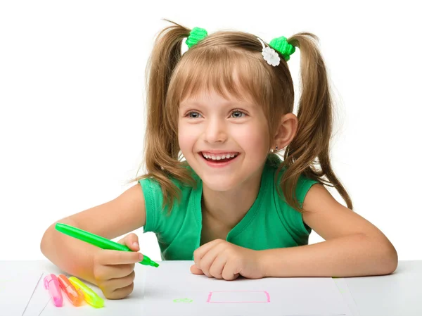 Menina bonito desenha com marcadores — Fotografia de Stock
